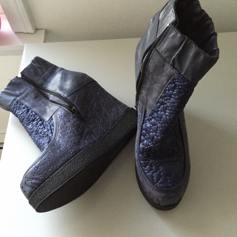 B store wedge boots